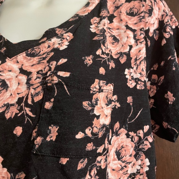 Torrid Brand Women's size 1 Black & Pink Floral V Neck Tee Front Pocket - Picture 2 of 6